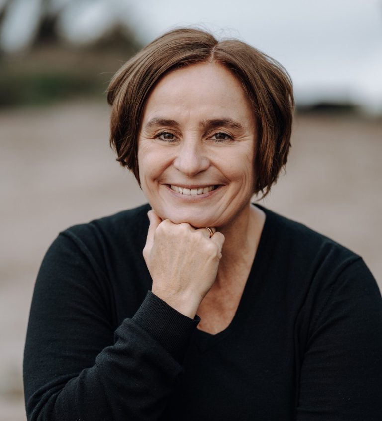 Portrait von Nicole Breuer, systematische Supervisorin in Köln, nachdenklich mit Hand am Kinn - Nicole Breuer Köln Supervisorin und Beraterin - NEUE BLICKWINKEL Portrait von Nicole Breuer, systematische Supervisorin in Köln, nachdenklich mit Hand am Kinn